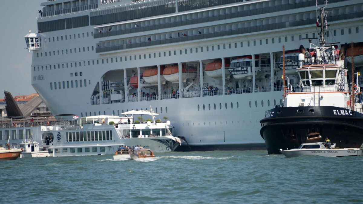 Approfittando dello scontro tra navi vogliono chiudere Venezia ai turisti