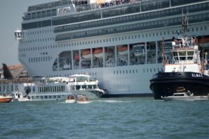 Approfittando dello scontro tra navi vogliono chiudere Venezia ai turisti