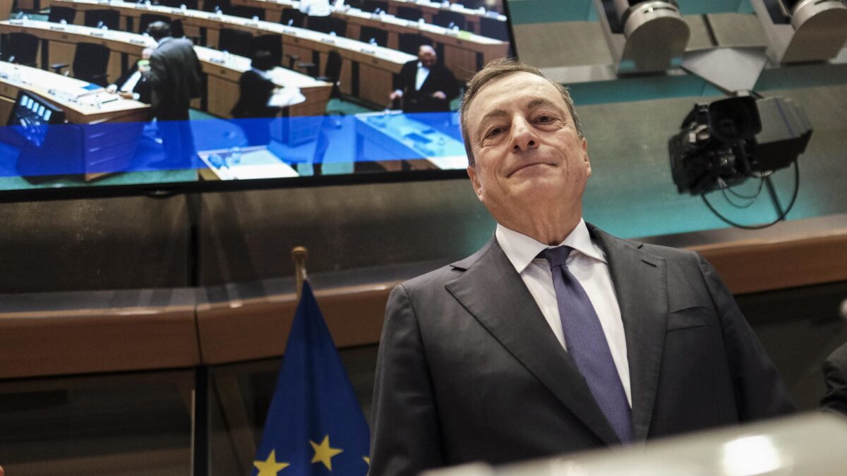 Draghi spara ancora contro lo spread. Furia Trump: «Così svaluta l’euro»
