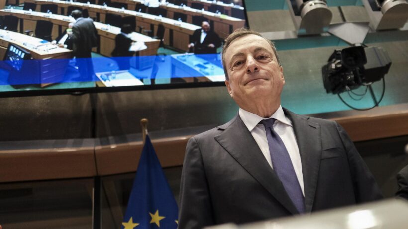 Draghi spara ancora contro lo spread. Furia Trump: «Così svaluta l’euro»