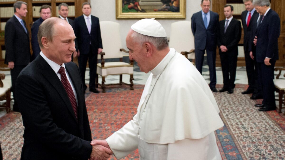 Putin pronto a incontrare il Papa e a fare da paciere fra lui e Trump
