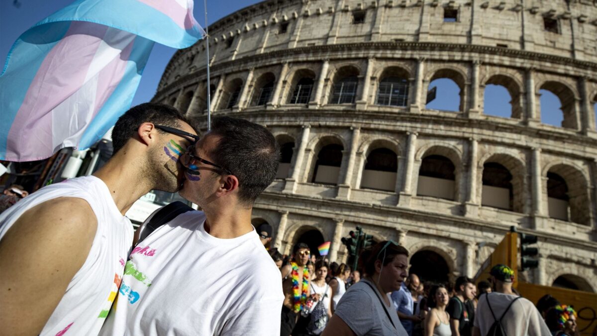 Il gay pride inneggia alla rivolta omo contro madre e padre sui documenti