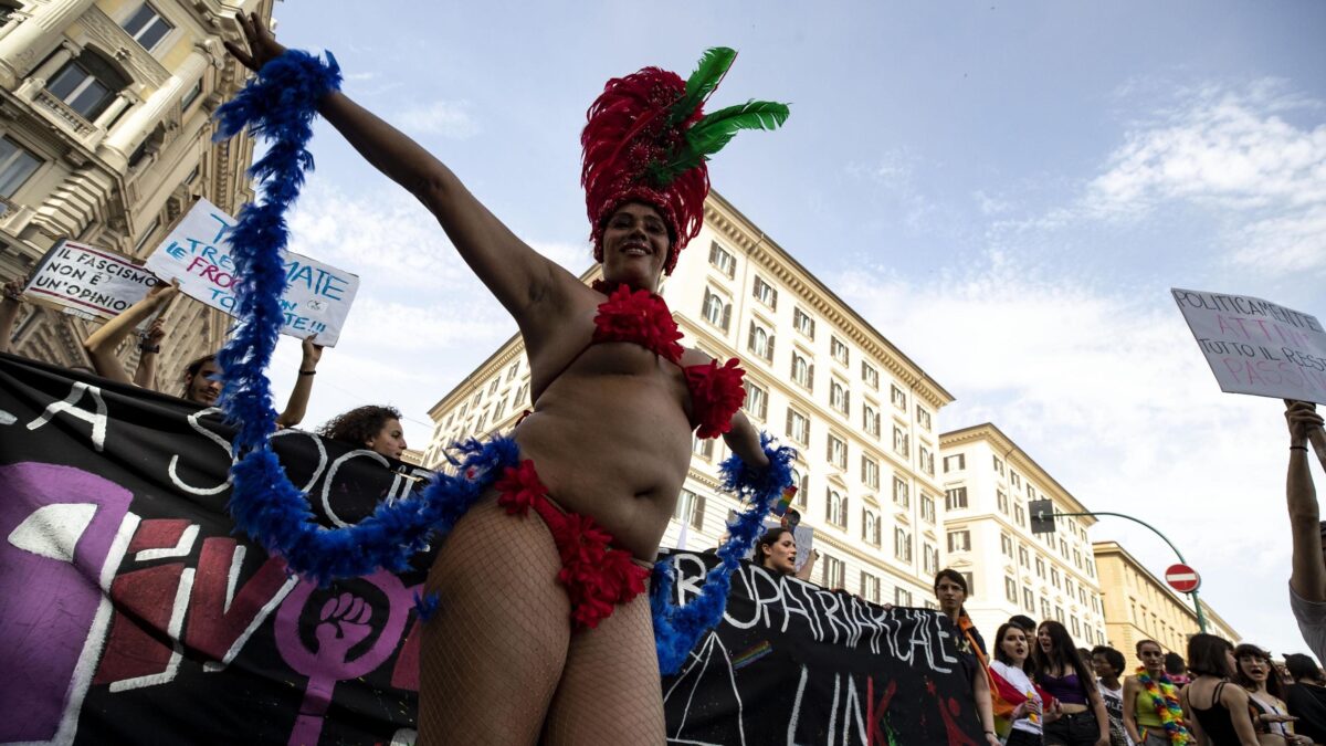 Sala imbratta la sede del Comune per la marcia gay pro utero in affitto