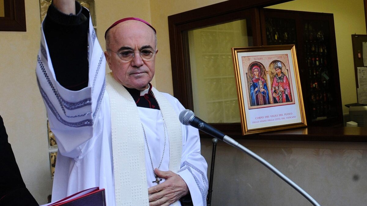 Papa Francesco difende gli immigrati e torna a sparare sull’ex nunzio Viganò