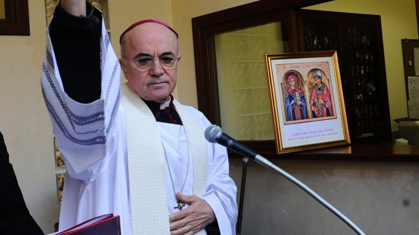 Papa Francesco difende gli immigrati e torna a sparare sull’ex nunzio Viganò