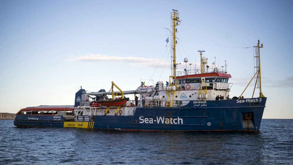 I tassisti del mare sfidano la legge e puntano sull’Italia