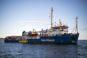 I tassisti del mare sfidano la legge e puntano sull’Italia