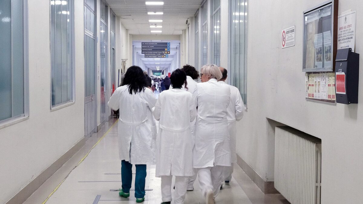 Medici non specialisti negli ospedali. I pazienti si ribellano al decreto Calabria