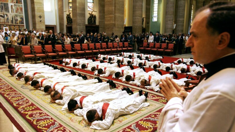 La Chiesa italiana è senza preti e deve dire: «Prima gli stranieri»