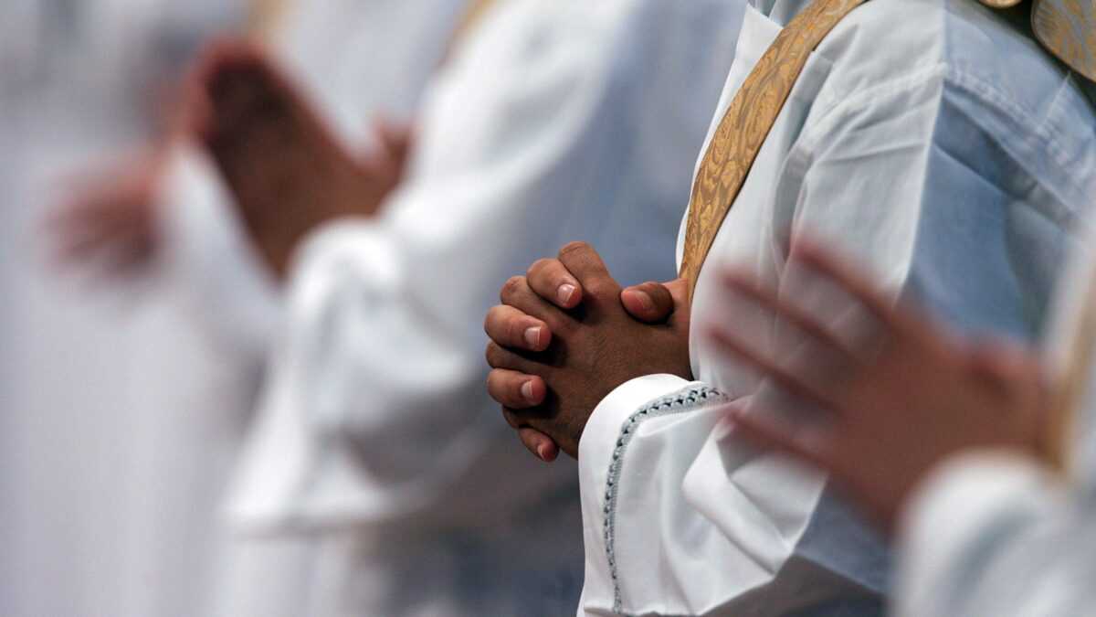 Sul giornale del Papa scrive un prete condannato per molestie su una bimba