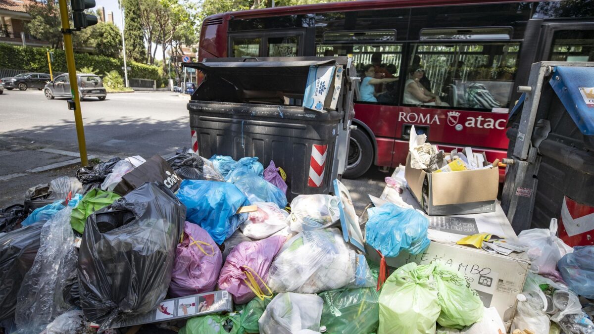 La monnezza fermenta sotto il sole. In città adesso si rischia la salute
