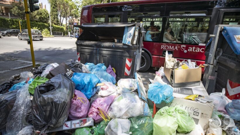 La monnezza fermenta sotto il sole. In città adesso si rischia la salute