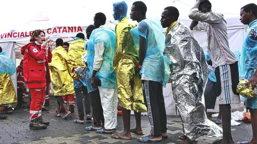 I pirati dell’immigrazione rompono il blocco navale e attraccano a Lampedusa