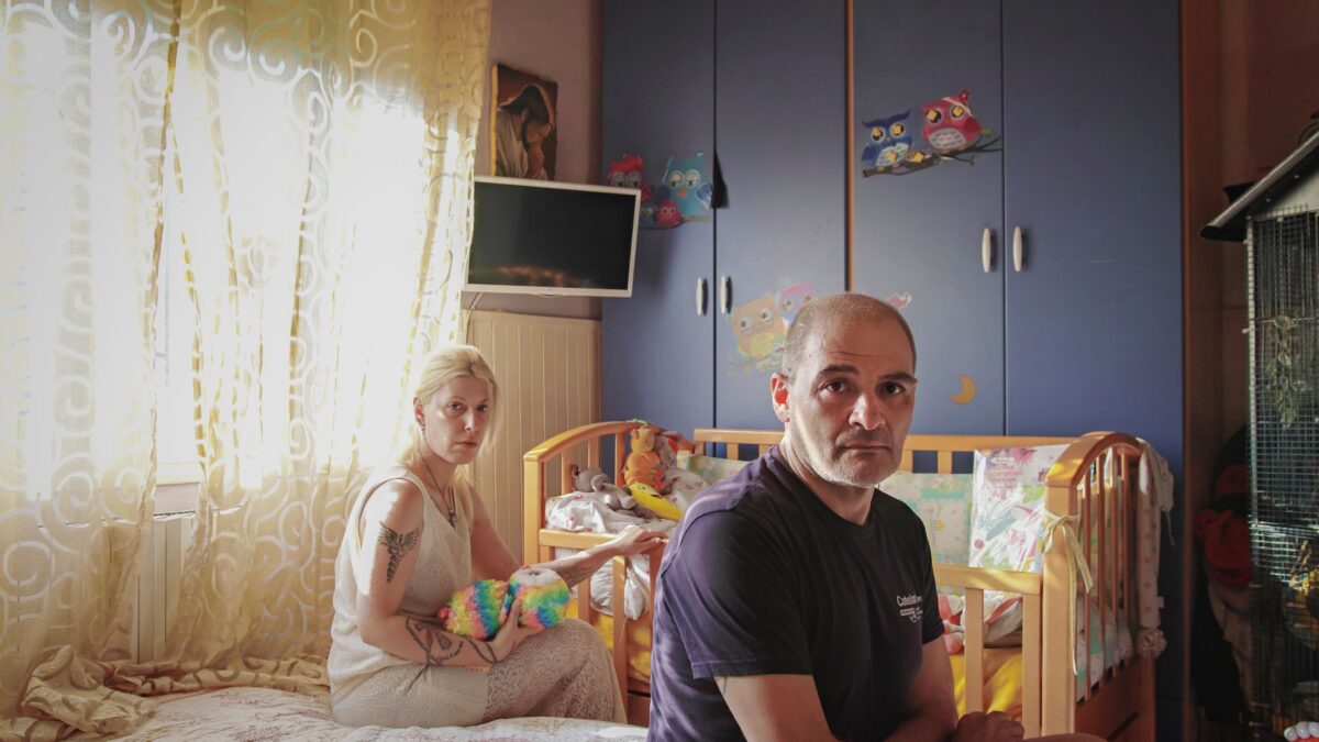 «Qui protezione animali, ci faccia entrare». Ma poi le rubano la figlia