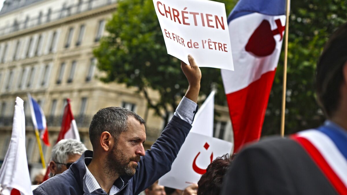 Le ronde cattoliche di veglia e preghiera per difendere le chiese di Francia