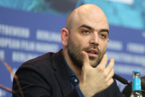 Saviano va in ansia per gli immigrati. Raggi approfitta per sferzare Salvini