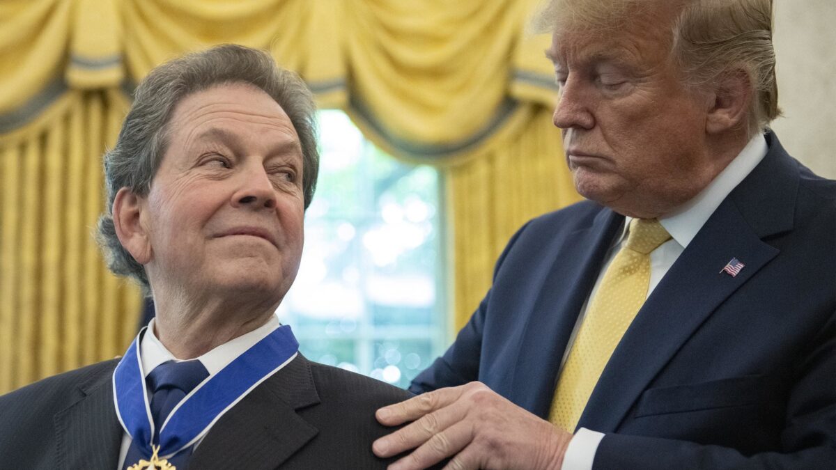 Arthur Laffer: «Fate partire subito la flat tax e liberatevi da quest’Europa»