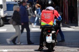 Le app dei rider da pochi euro valgono 5 miliardi