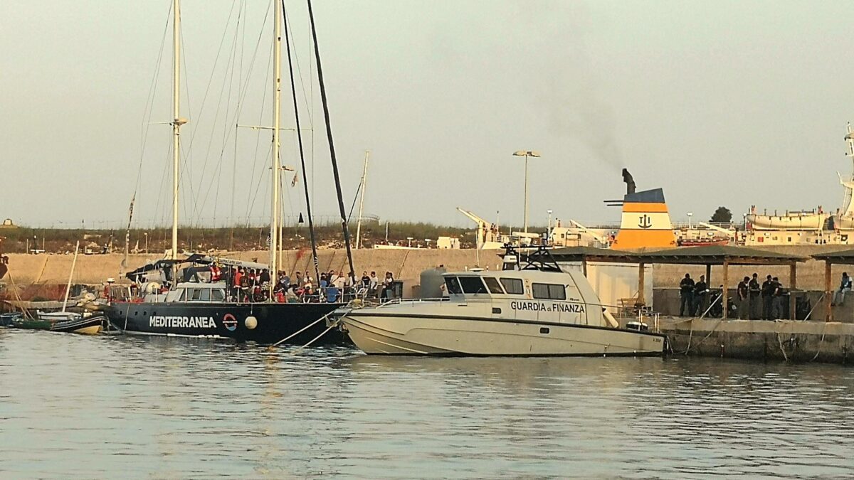 Il veliero sfonda i blocchi ma il Viminale tiene duro: niente sbarco a Lampedusa
