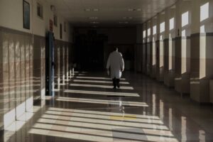 La grande diaspora dei camici bianchi. Partono per l’estero in 1.000 ogni anno