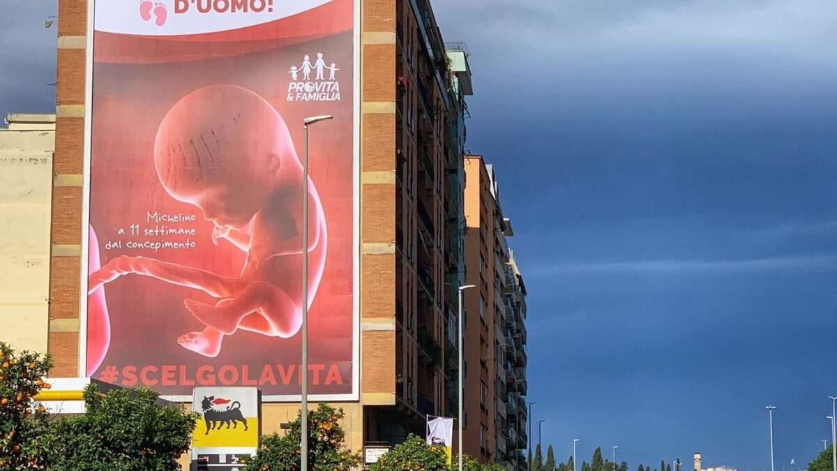 Il trucco del Pd per oscurare i manifesti a favore della vita