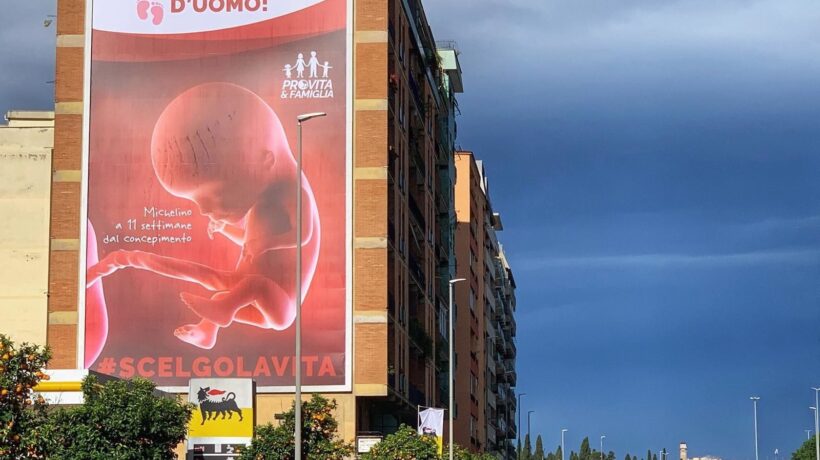 Il trucco del Pd per oscurare i manifesti a favore della vita