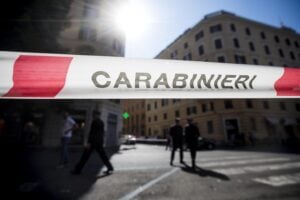 Per neutralizzare i tutori dell’ordine ai criminali basta voltare le spalle