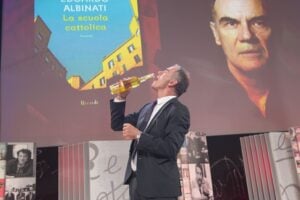 La grottesca lezione di Albinati sui naufragi