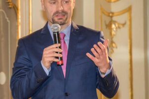 L’orrore dei bimbi e il sindaco del Pd. «Copertura politica agli indagati»