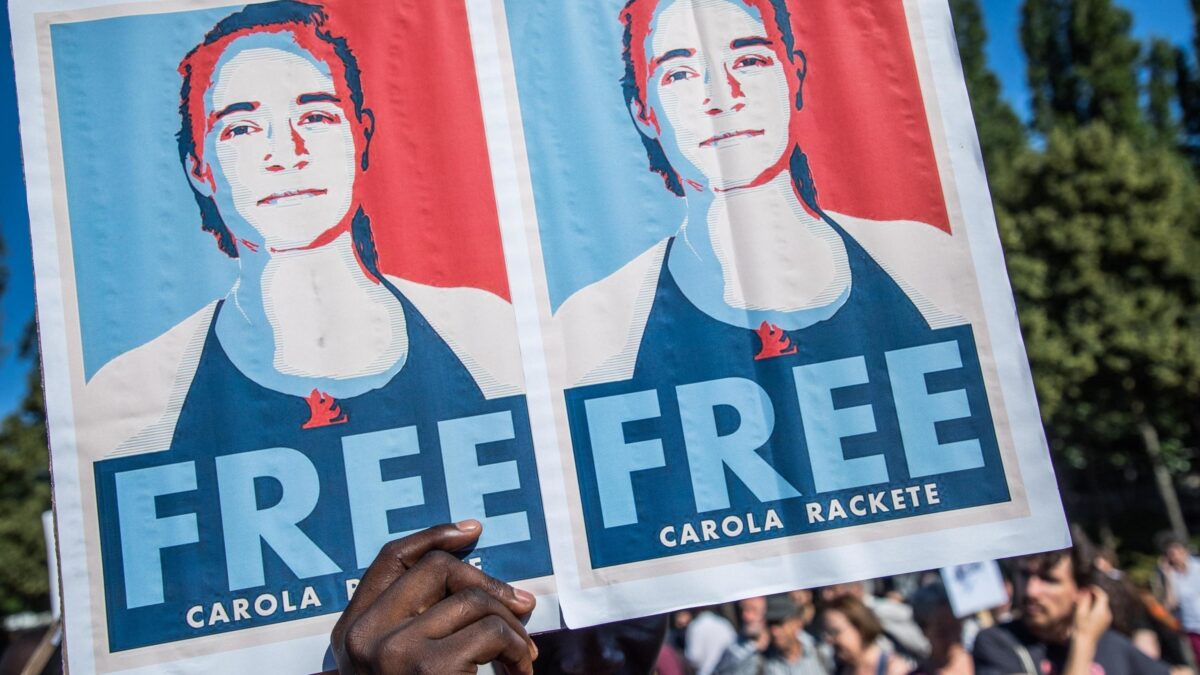 Parigi premia Carola, ma non volle aprire i suoi porti alla Sea Watch