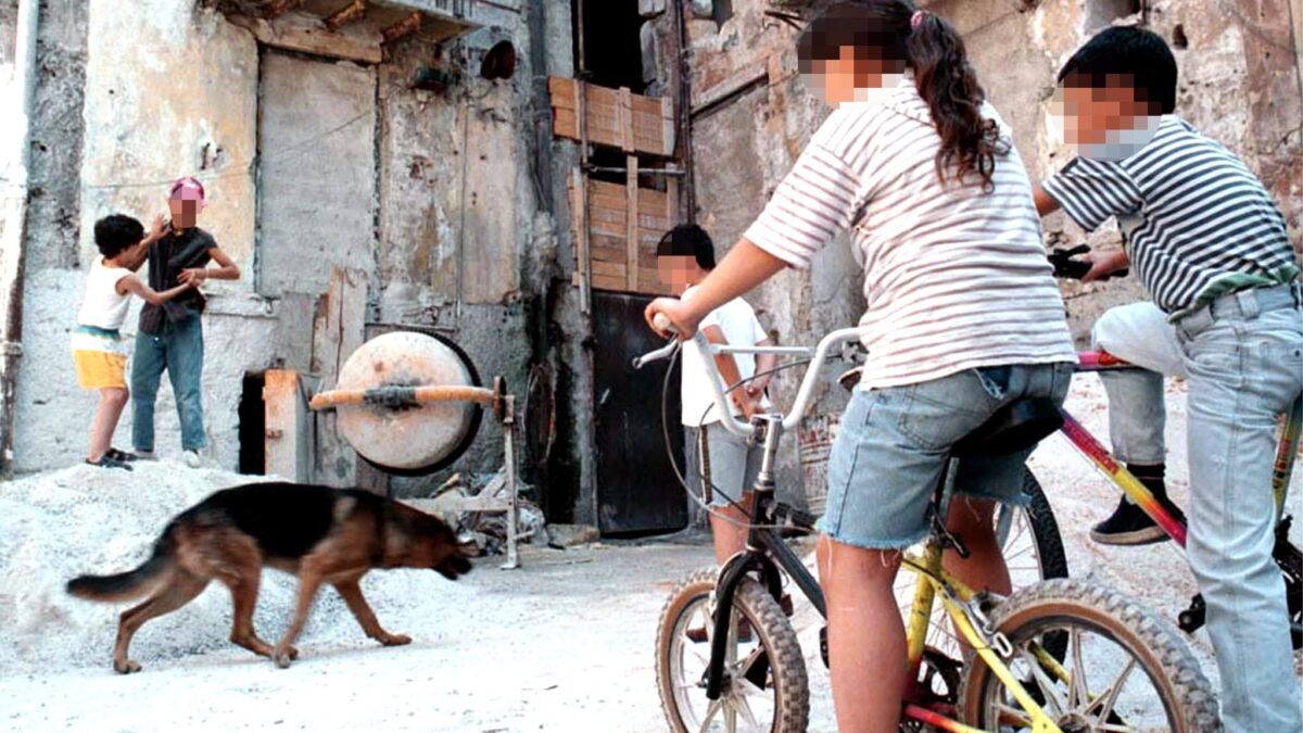 Burocrati e psicologi si sostituiscono alla famiglia demolita dall’ideologia