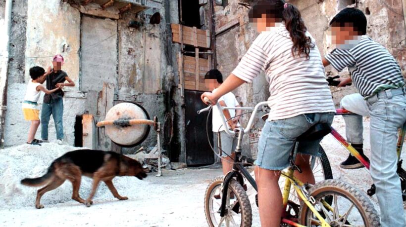 Burocrati e psicologi si sostituiscono alla famiglia demolita dall’ideologia
