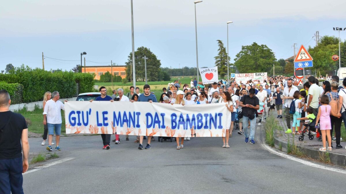 L’asse tra Pd e pentastellati vara il «bavaglio» Lgbt nella regione di Bibbiano