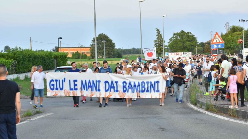 L’asse tra Pd e pentastellati vara il «bavaglio» Lgbt nella regione di Bibbiano
