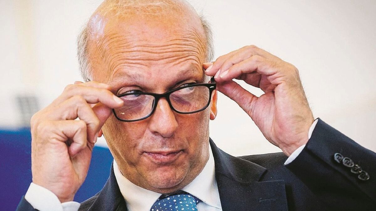 «E ora cambiamo i libri di testo. Meno cari e meno propaganda»