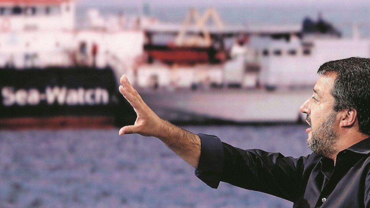 Ne portano altri. Salvini: «Andate in Tunisia»