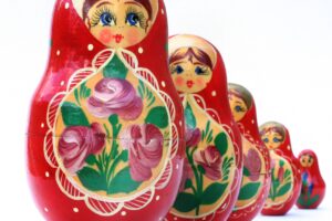 Chi nega le radici sogna l’uomo matrioska
