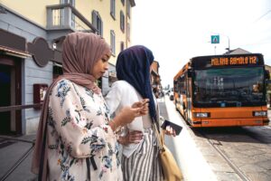 Il rincaro del bus lo pagano i milanesi. Lo sconto di Sala va solo agli stranieri