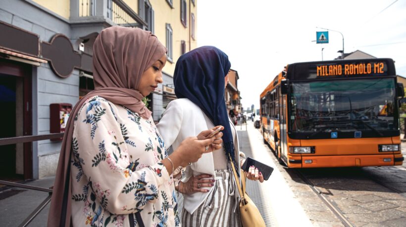 Il rincaro del bus lo pagano i milanesi. Lo sconto di Sala va solo agli stranieri