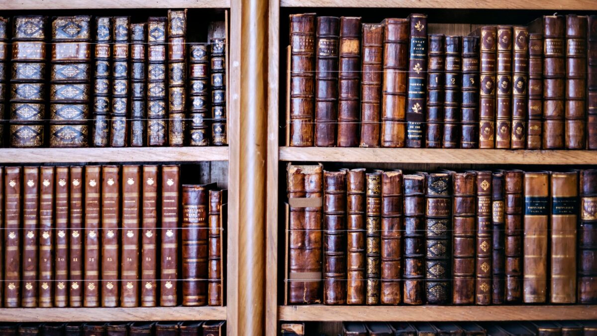 Dalla spiritualità alla storia negata. Letture eretiche sotto l’ombrellone
