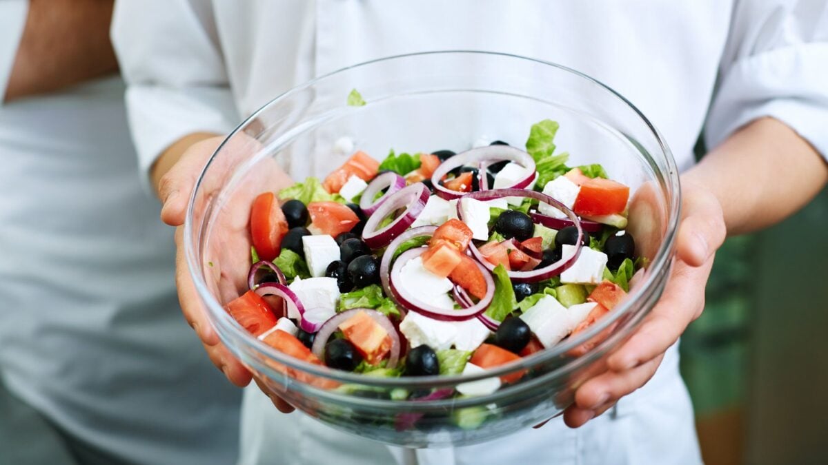 Insalatona. La ciotola piena di tanti cibi nuova tendenza del mangiar sano