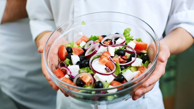 Insalatona. La ciotola piena di tanti cibi nuova tendenza del mangiar sano