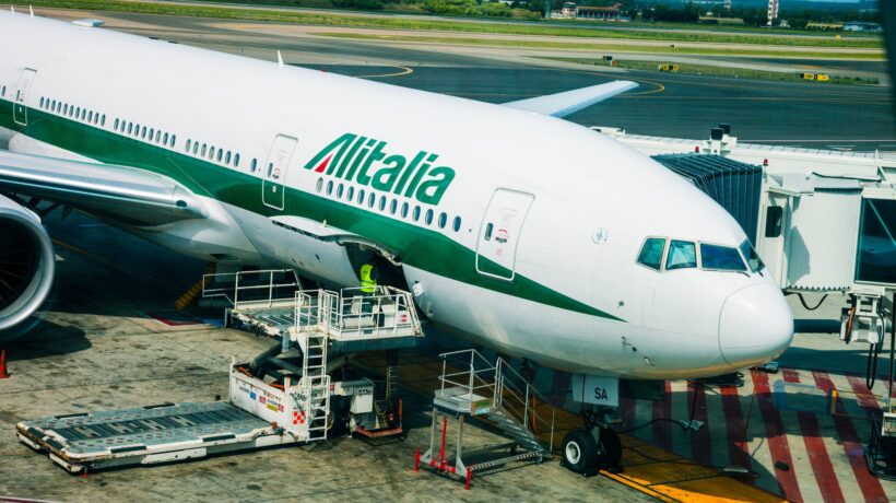 Senza Atlantia si sfila pure Delta e l’Alitalia «pubblica» resta a terra