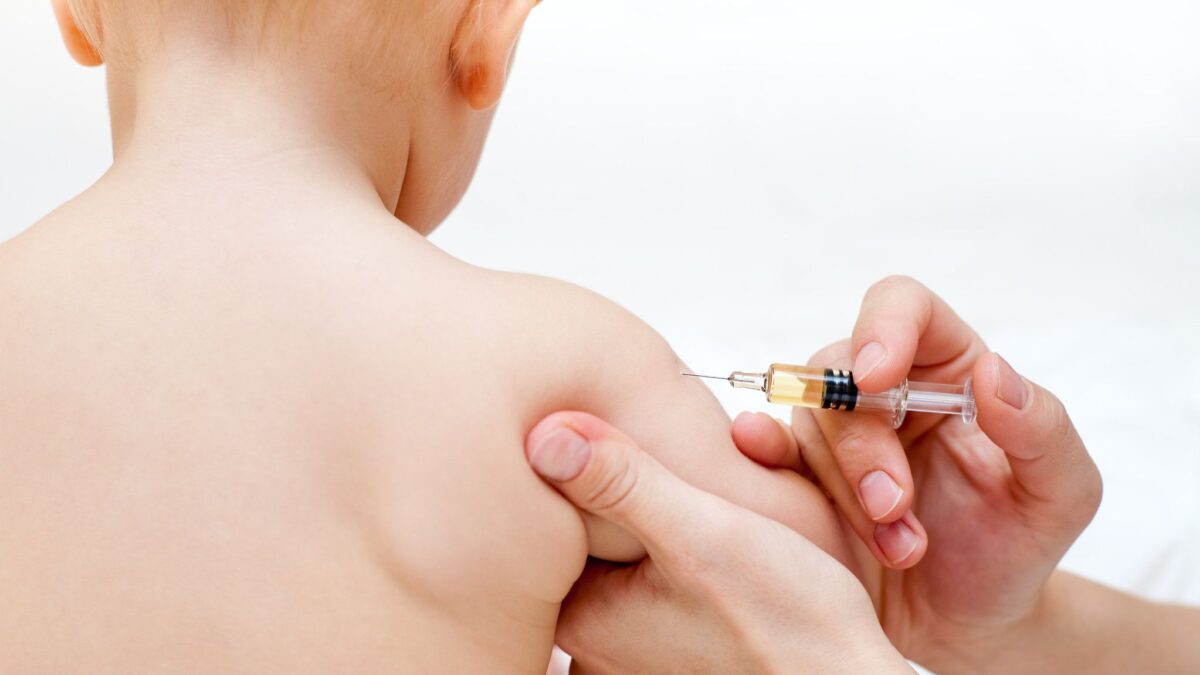 La furia dei gendarmi della siringa fa precipitare la fiducia nei vaccini