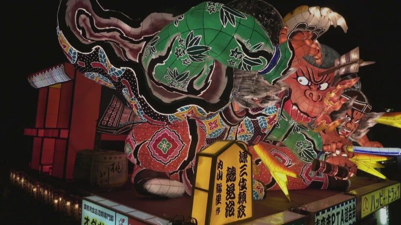Carri colorati e lanterne a indicare la via ai defunti: l’agosto nipponico tra sacro e profano