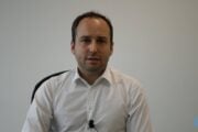 Il caso di Sandro Gozi, al netto delle accuse, pone una sola domanda: l’interesse nazionale esiste o no?