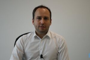 Il caso di Sandro Gozi, al netto delle accuse, pone una sola domanda: l’interesse nazionale esiste o no?