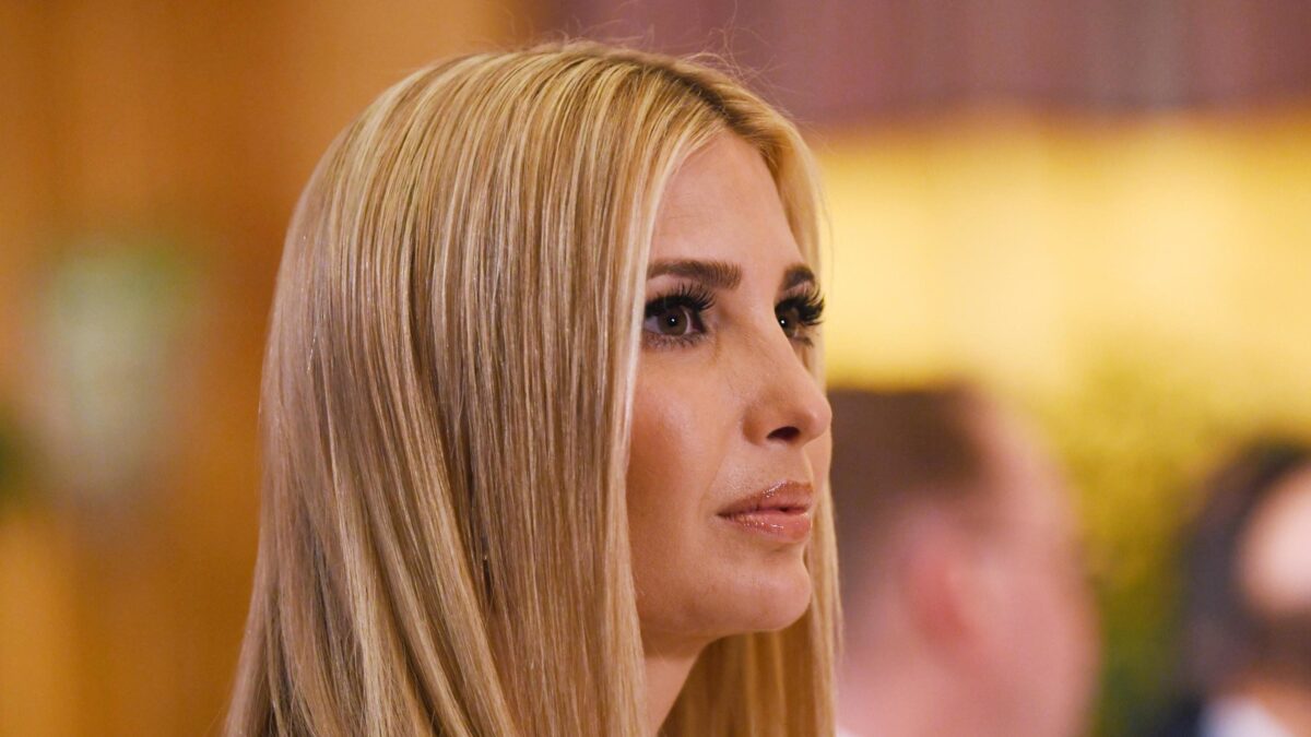 Alla figlia di Trump si può dire di tutto: Ivanka bullizzata perfino dall’Eliseo