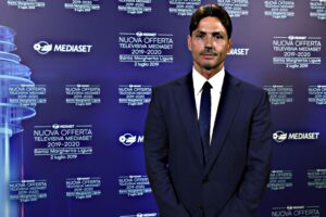 Vivendi riprende la guerra a Mediaset e fa causa per contare di più