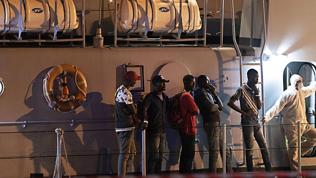 Aprire i porti non è carità. I veri poveri del mondo se ne stanno a casa loro